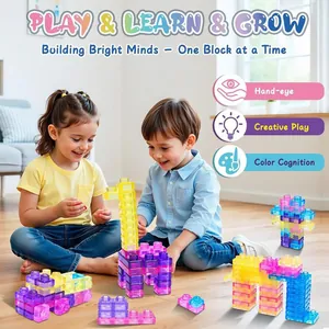 Bambini giocano con blocchi jelly colorati per l'apprendimento creativo.