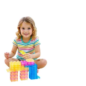 Blocchi di costruzione in gelatina morbida colorati per gioco educativo su sfondo bianco