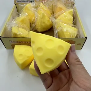 Nahaufnahme eines gelben Käse-Squishy-Spielzeugs in der Hand zum Stressabbau