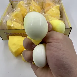 Detaillierte Makroansicht eines gelben Käse-Squishy-Spielzeugs zur wirksamen Stressbewältigung