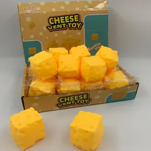 Vue détaillée de jouets à presser en forme de fromage jaune dans une boîte de présentation