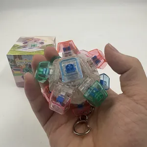 Vue détaillée d'un jouet fidget sphérique avec touches mécaniques colorées et porte-clés.