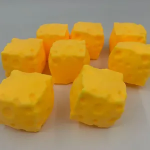 Vue détaillée macro de jouets spongieux en forme de fromage jaune pour soulager le stress