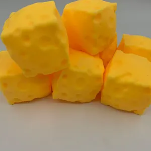 Vue détaillée de jouets squishy en fromage jaune avec une texture réaliste douce