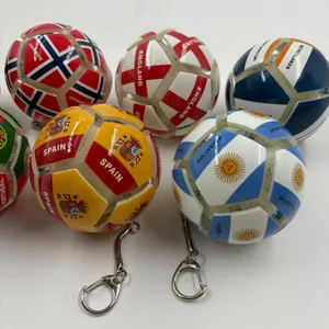 Détail de porte-clés soccer fidget avec motifs de drapeaux nationaux pour fans.