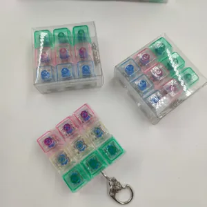Vue détaillée de jouets fidget colorés à 9 touches avec attaches porte-clés en métal.
