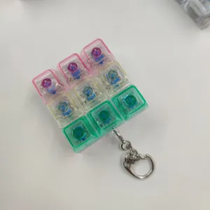 Gros plan sur le porte-clés fidget toy à 9 touches avec capuchons transparents colorés
