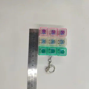 Vue détaillée du porte-clés jouet fidget à 9 touches mécaniques avec capuchons colorés
