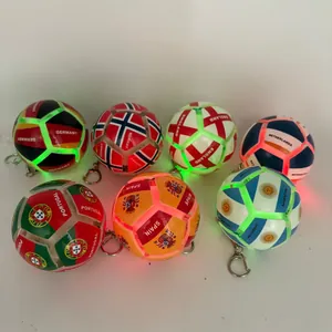 Vue détaillée de porte-clés de football lumineux avec divers motifs de drapeaux