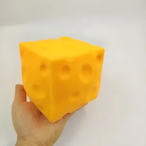 Grote slow-rebound kaasblokje squishy speelgoed in de hand voor maatvergelijking