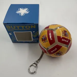 Vue détaillée du porte-clés ballon de foot antistress Espagne avec son emballage original