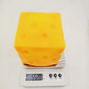 Gedetailleerde weergave van een grote kaas-squishy die 552 gram weegt op een weegschaal