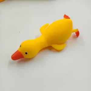 Nahaufnahme eines gelben Silikon-Stress-Enten-Spielzeugs zum Drücken und Entspannen