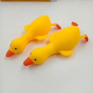 Zwei längliche gelbe Gummienten-Quetschspielzeuge zur Stressbewältigung und Entspannung.