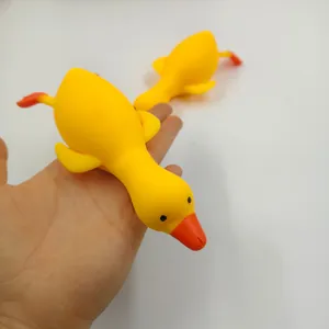 Nahaufnahme eines gelben Enten-Stressabbau-Spielzeugs in der Hand zur Größendarstellung.