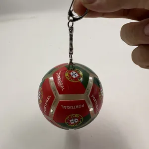 Porte-clés ballon de foot drapeau Portugal jouet anti-stress tenu à la main vue