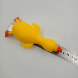 Gelbe Ente Stressabbau Spielzeug wird mit einem Metalllineal präzise vermessen