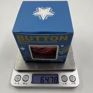 Vue macro montrant le poids de 64,78g d'une balle de décompression de football Portugal