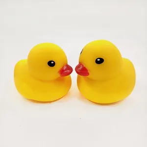 Primer plano de dos lindos juguetes antiestrés con forma de pato de goma TPR amarillos