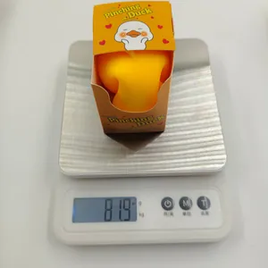 Stressabbau-Ente in Originalverpackung auf einer Digitalwaage mit einem Gewicht von 81,9 g