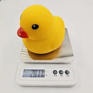 Primer plano de un pato de goma amarillo que pesa 281,1 gramos en una báscula