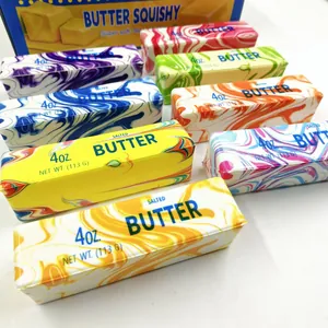 Nahaufnahme von bunten Butter-Squishies mit Marmormuster für langsames Aufsteigen