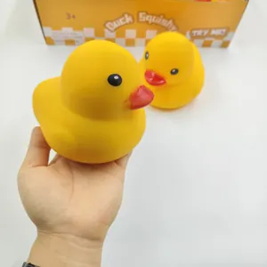Vista detallada de un juguete antiestrés de pato amarillo TPR sostenido en la mano con suavidad.