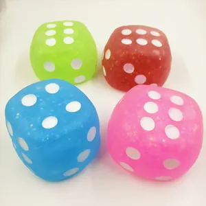 Dettaglio di quattro dadi squishy colorati in gelatina per alleviare lo stress in ufficio