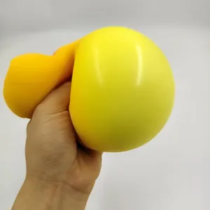 Primer plano que muestra la textura suave y maleable del pato antiestrés