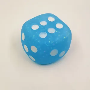 Vista dettagliata di un dado blu antistress riempito di gel per adulti e bambini