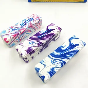Nahaufnahme von langsam aufsteigenden Butter-Squishys mit bunten Marmormustern.