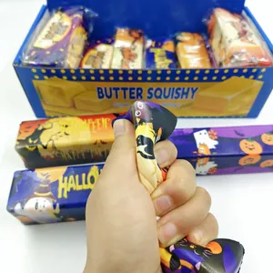 Gros plan d'un jouet squishy d'Halloween pressé pour montrer le rebond lent et doux