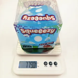 Primo piano del giocattolo Squeezy blu in scatola pesato su una bilancia digitale