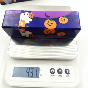 Détail d'un jouet squishy d'Halloween affichant un poids de 43,1 g sur la balance
