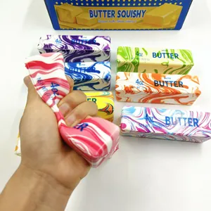 Detailansicht eines bunten, marmorierten Butter-Squishy-Spielzeugs beim Zusammendrücken.