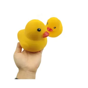 Set de dos adorables patitos de goma amarillos hechos de material TPR suave antiestrés