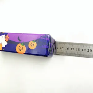 Détail d'un jouet squishy d'Halloween mesuré avec une règle métallique pour la taille
