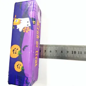 Jouet squishy en bâton de beurre Halloween avec fantôme et citrouille montré avec une règle
