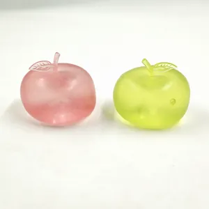 Detailansicht von rosa und limonengrünen durchscheinenden Apfel-Quetschspielzeugen.