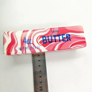 Nahaufnahme von rosa Marmor Butterstick Squishy Spielzeug mit Lineal für Größe