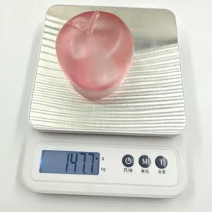 Detail eines rosa Malzzucker-Apfel-Anti-Stress-Spielzeugs auf einer Waage mit 147,7g