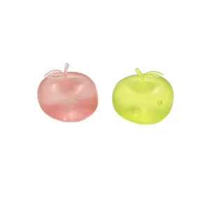 Zwei bunte Maltose-Apfel-Squishy-Spielzeuge zur Stressbewältigung auf weißem Grund.