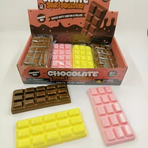 Vista dettagliata di giocattoli squishy a forma di tavoletta di cioccolato simulata