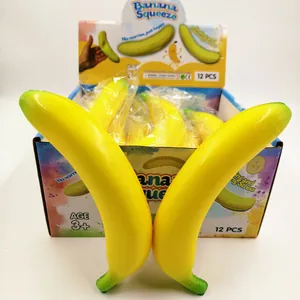 Λεπτομέρεια από κίτρινο παιχνίδι squishy μπανάνα με το κουτί λιανικής πώλησης στο φόντο.