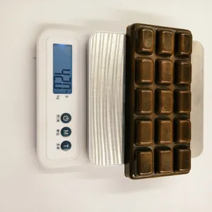 Dettaglio di un giocattolo squishy al cioccolato che pesa 420,7 g sulla bilancia