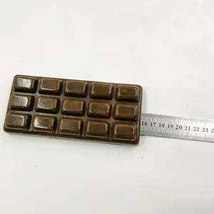 Vista dettagliata di un grande giocatolo squishy a forma di cioccolato misurato con righello