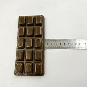 Misurazione di uno squishy a forma di cioccolato con un righello in metallo per la taglia.