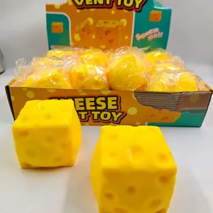 Vista dettagliata dei giocattoli da spremere al formaggio giallo per alleviare lo stress