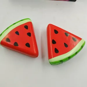 Λεπτομερής όψη δύο ρεαλιστικών παιχνιδιών squishy καρπούζι για ανακούφιση από το άγχος