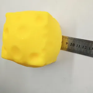 Vista dettagliata di un giocattolo antistress a forma di formaggio quadrato di 7 cm